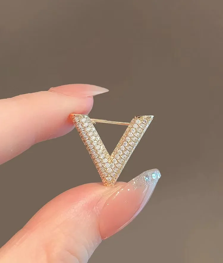 Luxury Full Of Rhinestone Gold Color Letter V Pins Brooches For Women 2024 New Trendy High Quality Geometric Lapel Pins Clothes