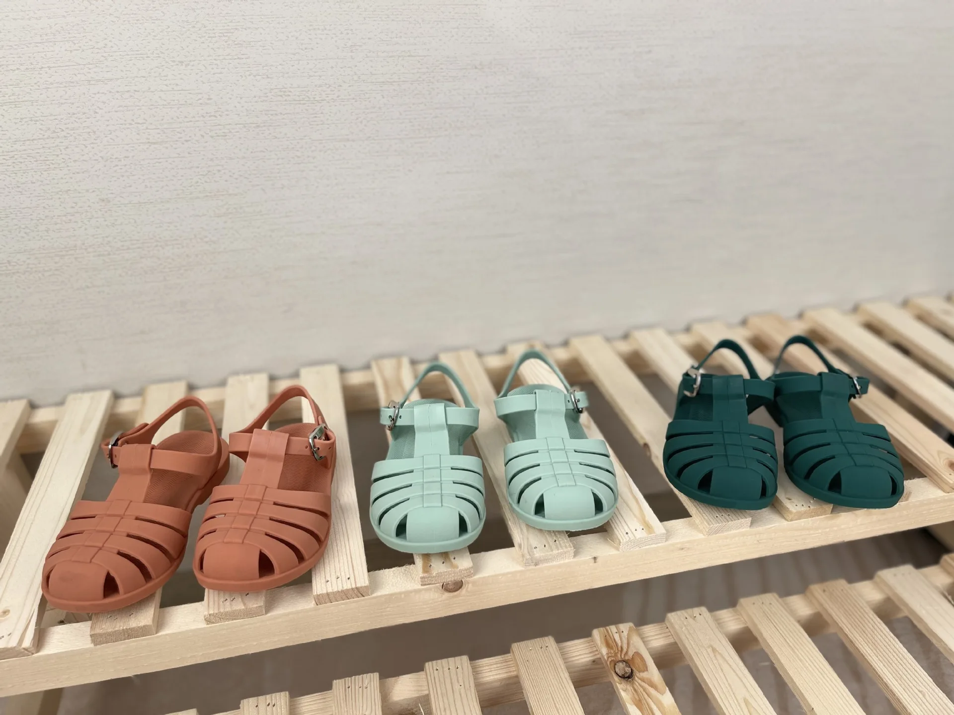 Summer Children's Rubber Soft Sole Beach Shoes Baby Kids Jelly Sandals Boys Girls Candy Color Shoes SO127 5