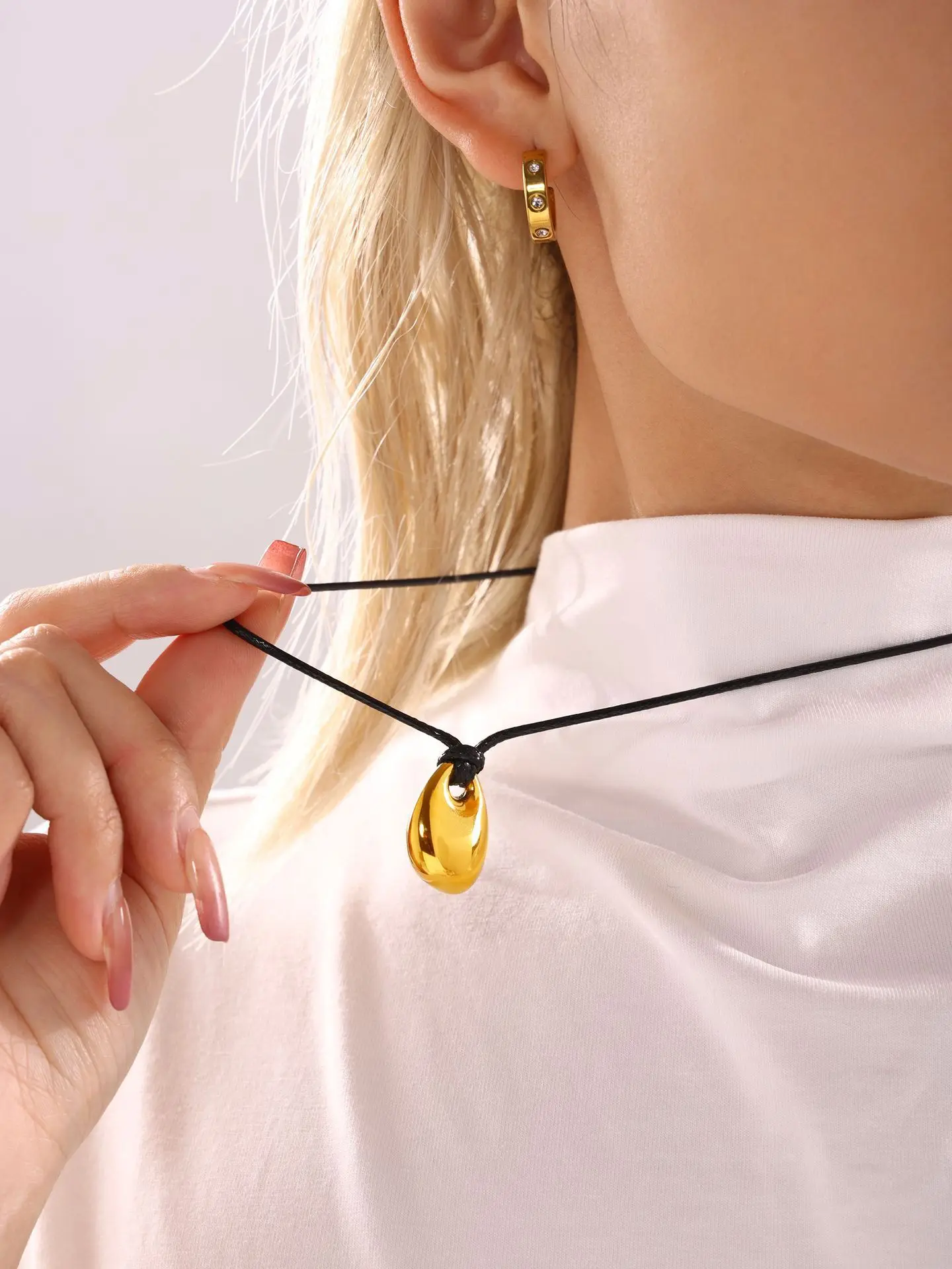Elegante lange schwarze Seil-Halskette für Frauen, vergoldeter Edelstahl-Anhänger, wasserdichter Pullover-Charm-Schmuck, Geschenk – Detail 4