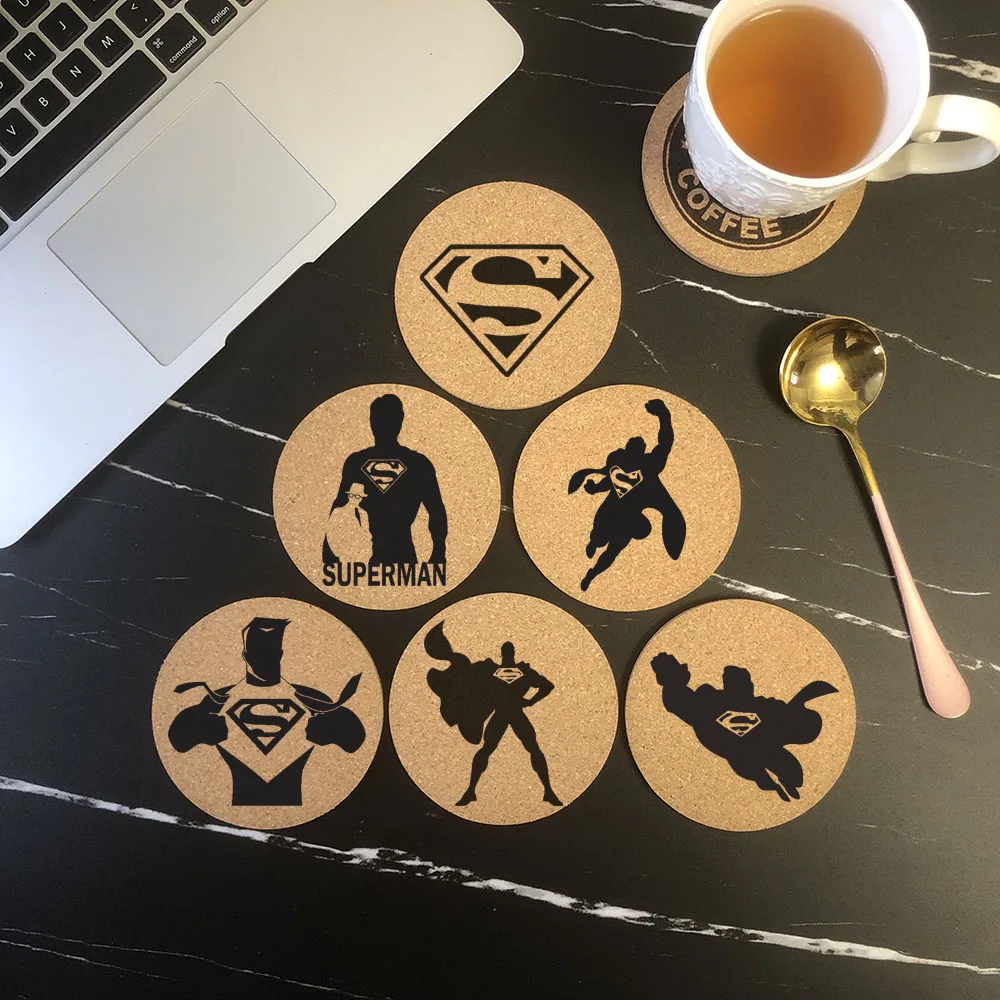 New Fashion Round Cork Coaster Inciso Superman Coffee Mug Porta Bevande Per Cucina Tappetino In Legno Naturale Stoviglie