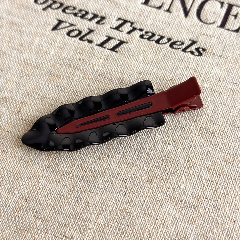 Elegante metallische braune Pony-Haarspange für Frauen, seitlich geschwungener Pony-Clip, gewellte glatte Haarspange, Flyaway Hair Tamer-Haar-Accessoire – Detail 13