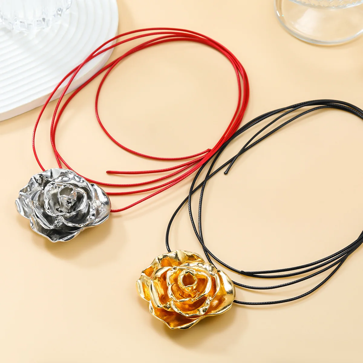 Collier Long Déclaration Avec Pendentif Fleur Rose Et Gland - Chaîne Réglable Jusqu'à 93 Cm - Alliage - Pour Femmes
