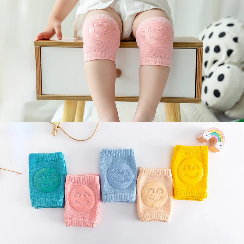 Calzini in spugna autunnali per neonati, gomiti per bambini che gattonano, ginocchiere con viso sorridente_voghion.com