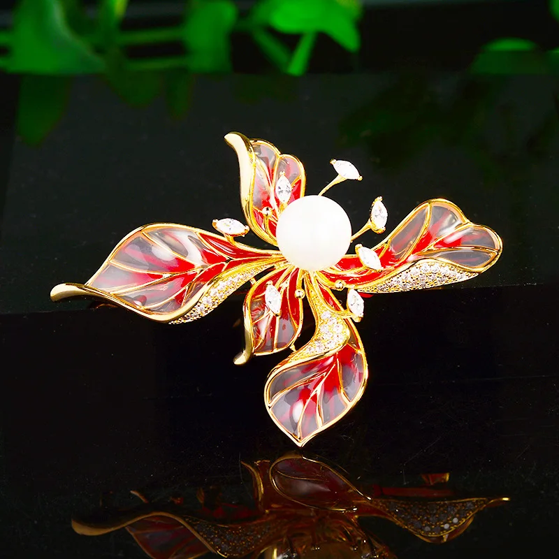 

New Luxury Shell Pearl Flower Brooches Elegant Enamel Five-leaf Floral Brooch Pin Retro Corsage Coat Suit for Woman Accessories