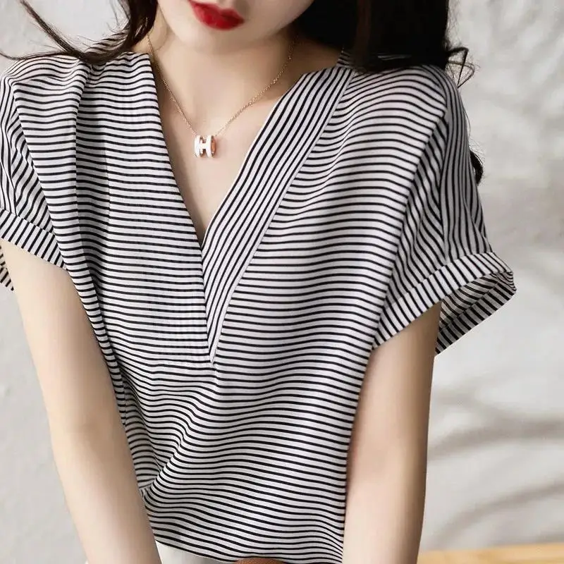 

Korean V-Neck Striped Patchwork T-shirt 2023 Summer Stylish Short Sleeve Women's Clothing All-match Commute Straight Pullovers