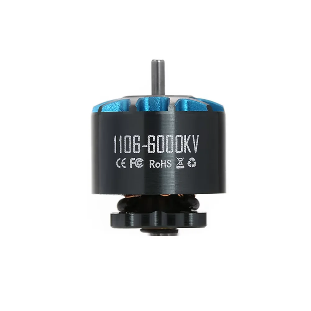 Gros plan sur les enroulements de cuivre du moteur de drone 1106-6000KV.