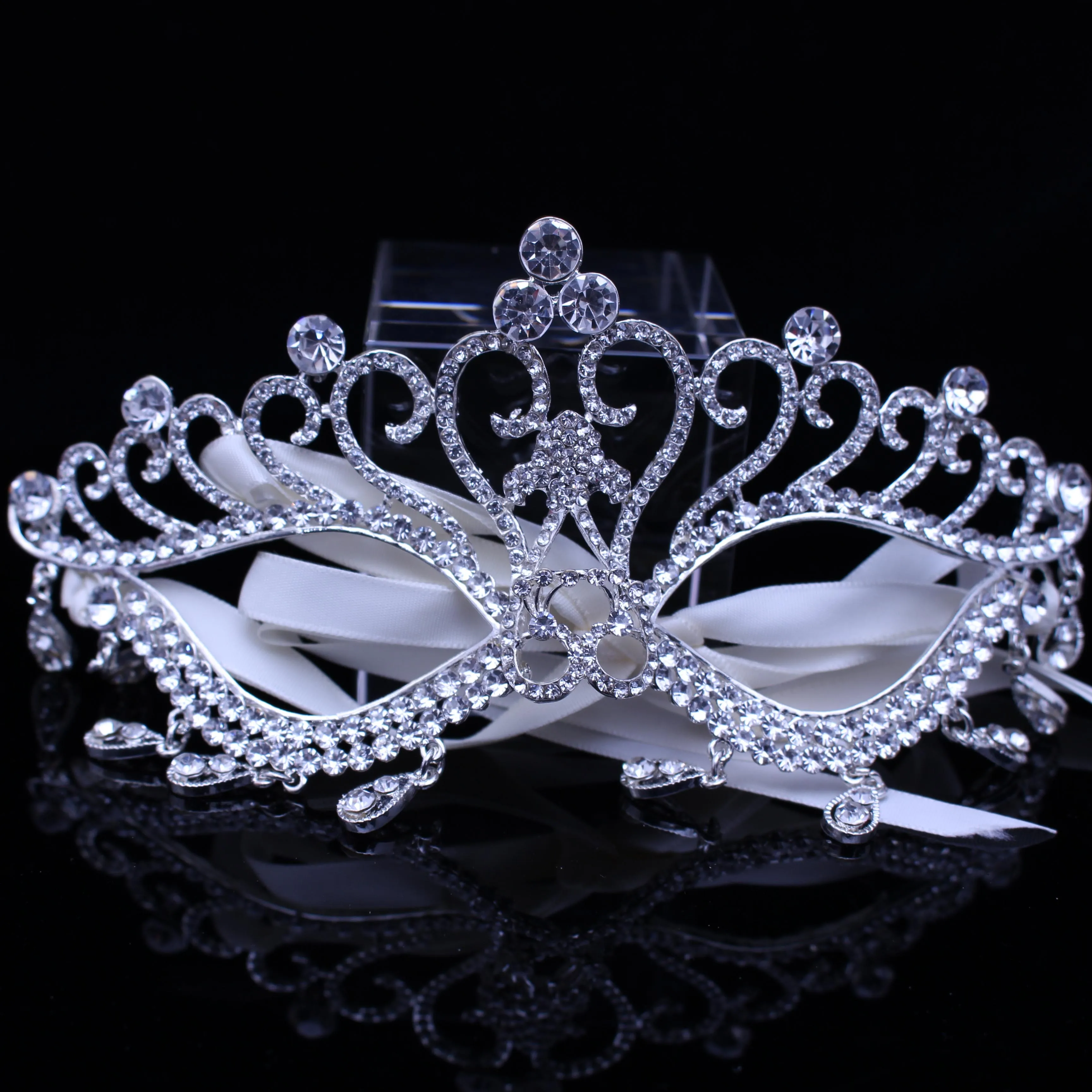 A Beistle Creation Beistle Mardi Gras Polyester Fabric Bunting, image size:3456x3456