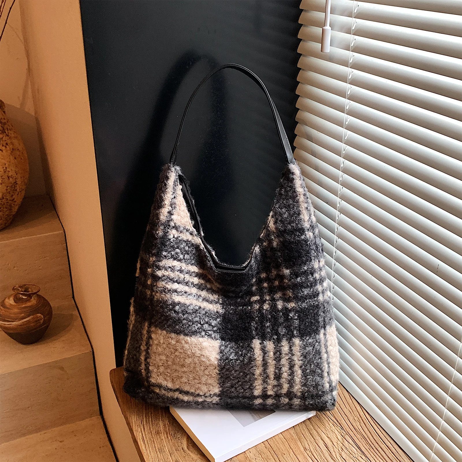 Women Retro Plush Plaid Shoulder Crossbody Bag Large Capacity Shoulder Purse Underarm Bag for Daily School Travel