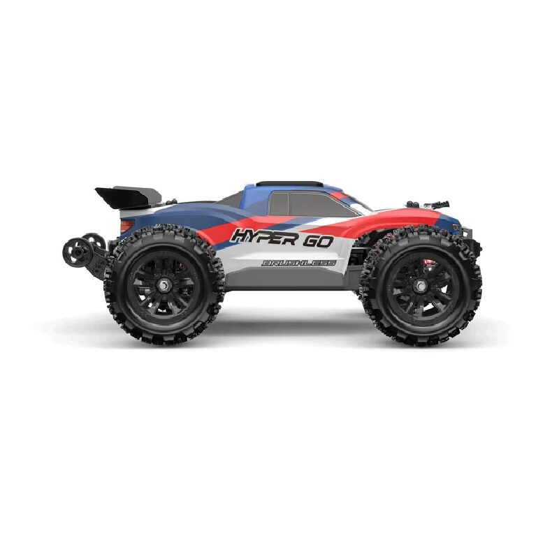 Voiture télécommandée 4x4 blanche gravissant un obstacle rocheux en extérieur