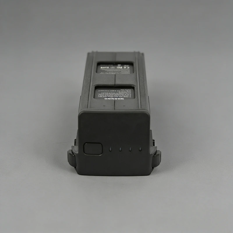 Batterie DJI Mavic 3 Pro insérée dans le hub 65W, prête à charger, câble USB-C visible.