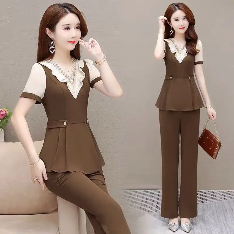 

Женский комплект из футболки с коротким рукавом и V-образным вырезом и брюк