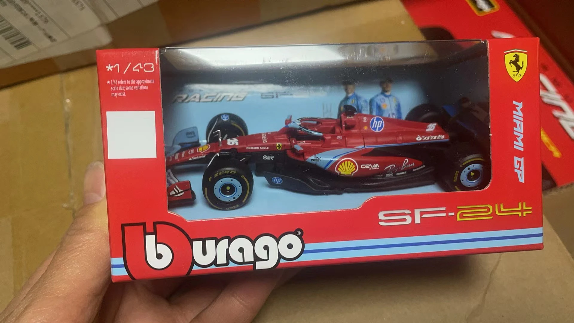 2025 בבורגו 1:43 SF25 פרארי SF23 פורמולה אחת SF24 # 16 דגם מכונית צעצוע מתכת קרלוס סאיינץ וצ'ארלס לקלרק מירוץ בלעדי