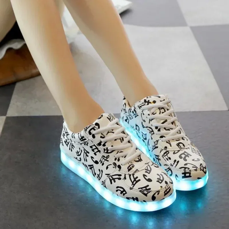 รูปสินค้า รองเท้าผ้าใบแฟชั่น LED ส่องสว่าง หญิงสาวเท่ๆ กลางคืน
