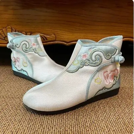 

Весенние женские короткие сапоги Hanfu с вышивкой в этническом стиле