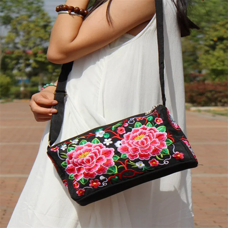 

Women's Dacron Handbags Hot Sale Casual Shoulder Bag Floral Embroidered Ethnic Bag Vintage Messenger Bag Ladies Crossbody Bag