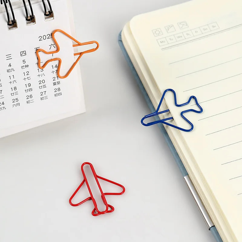 6pcs 크리 에이 티브 컬러 종이 클립 귀여운 비행기 모양의 클립 금속 컬러 종이 클립 학교 바인딩 용품