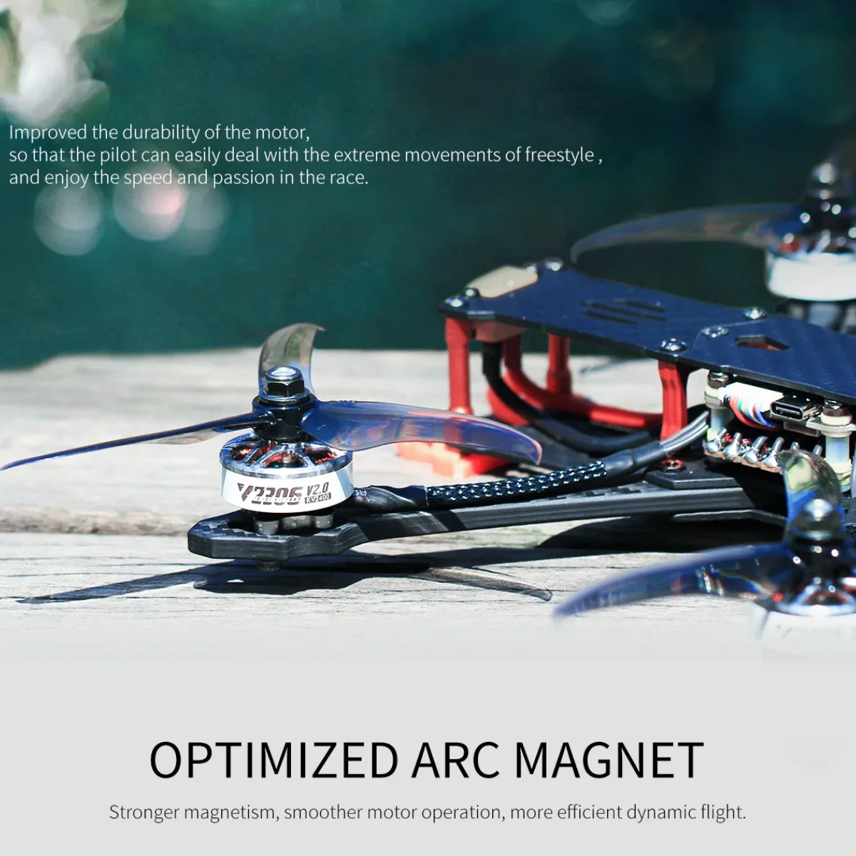 Moteur T-MOTOR V2306 V2.0 pour drone FPV freestyle, câbles de soudure visibles et stator en cuivre.