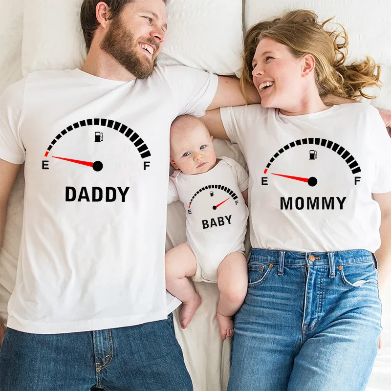 thumbnail image 2 of Camisetas a juego con estampado creativo de medidor de aceite para la familia, camisetas de cuello redondo a la moda para PAPÁ y MAMA, mamelucos de algodón para bebés, atuendos familiares para fiestas, 2 of 5