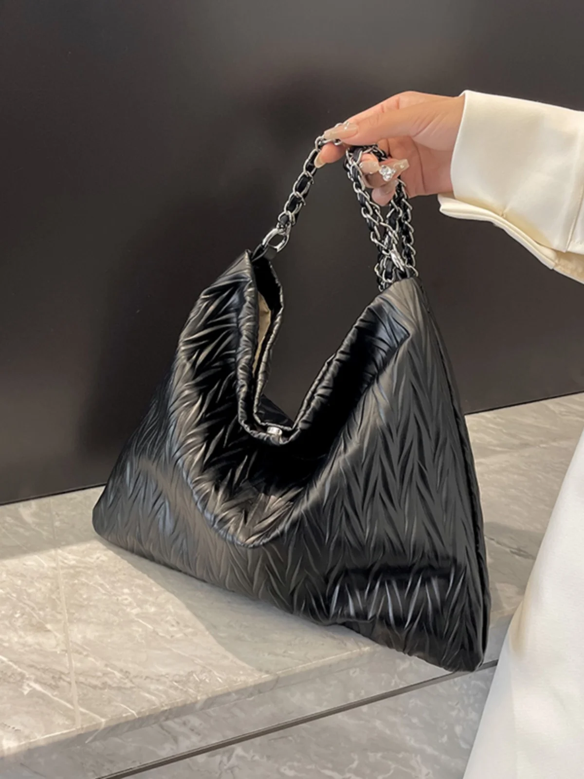 

Retro niche design bag female 2023 new fashion chain Messenger bag bucket bag