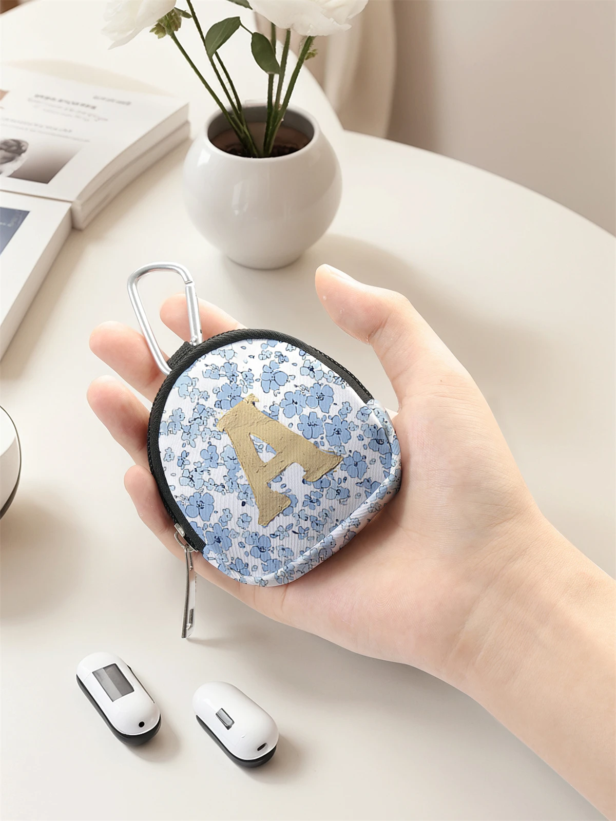 Letter floral print mini wallet, zipper change bag with hook clip, headphone key bag, suitable for men and women