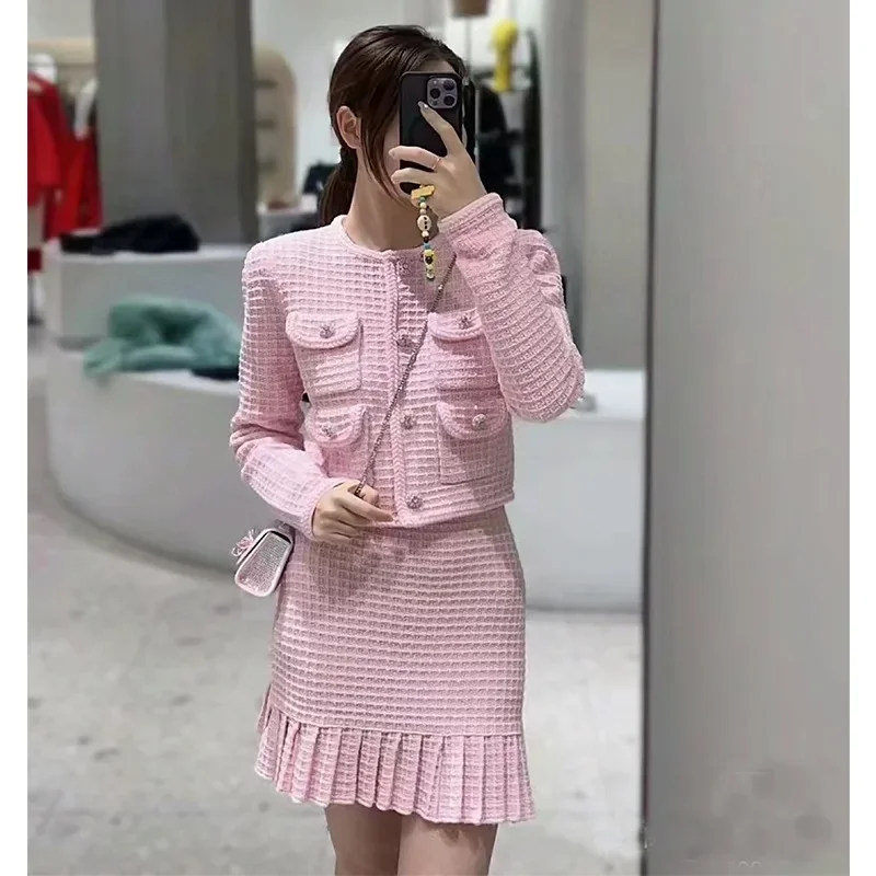 

2024 Early Spring Pink Round Neck Cardigan Jacket / Hip-covering Short Skirt Suit