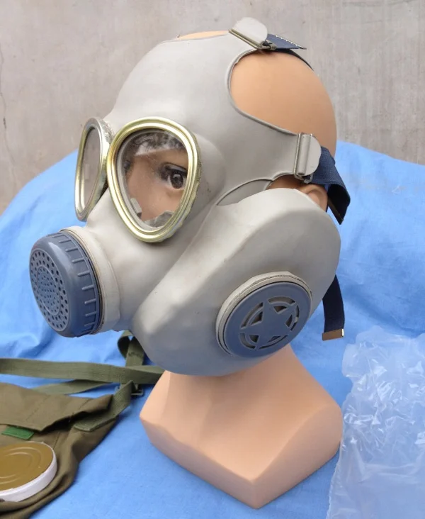 Surplus Vietnam war Chinese Full Face 65 gas mask with pouch