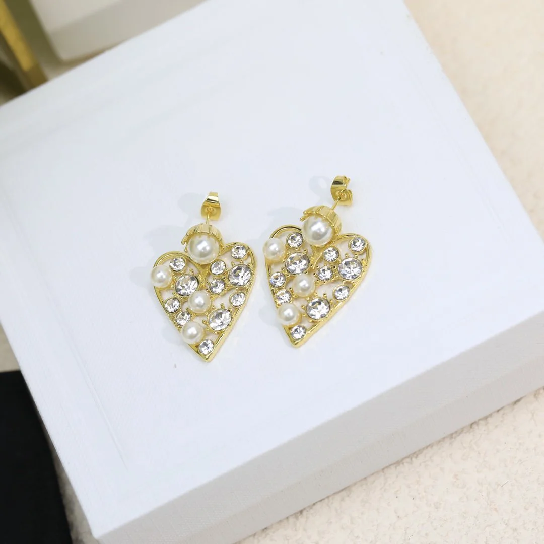 2022 Brand Brand European And American Fashion Pearl Earrings Artistic Temperament  Beautiful And Generous For PartiesEar Studs