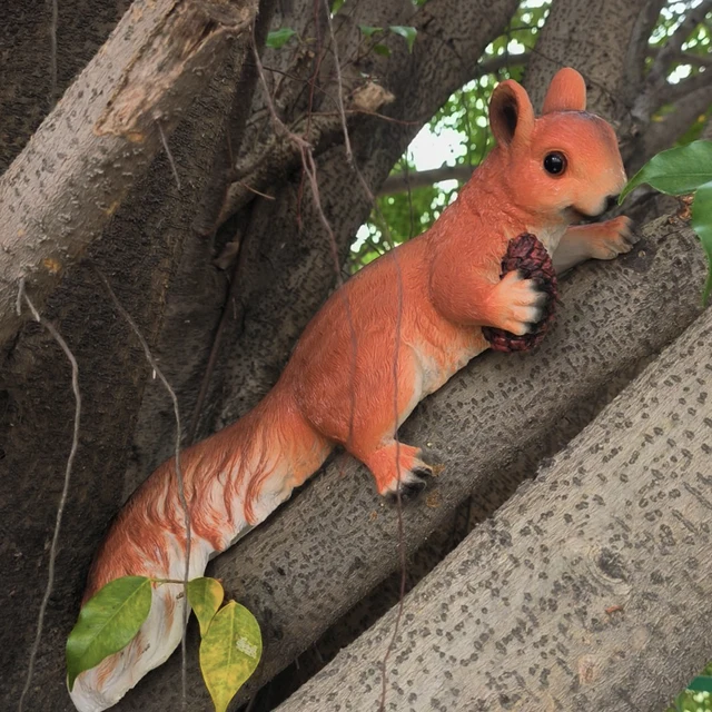 Squirrel Figurine Statues Tree Climber Sculpture Hanging Tree Garden Statue Hugger Decorations Outdoor Gifts Garden Decor Resin