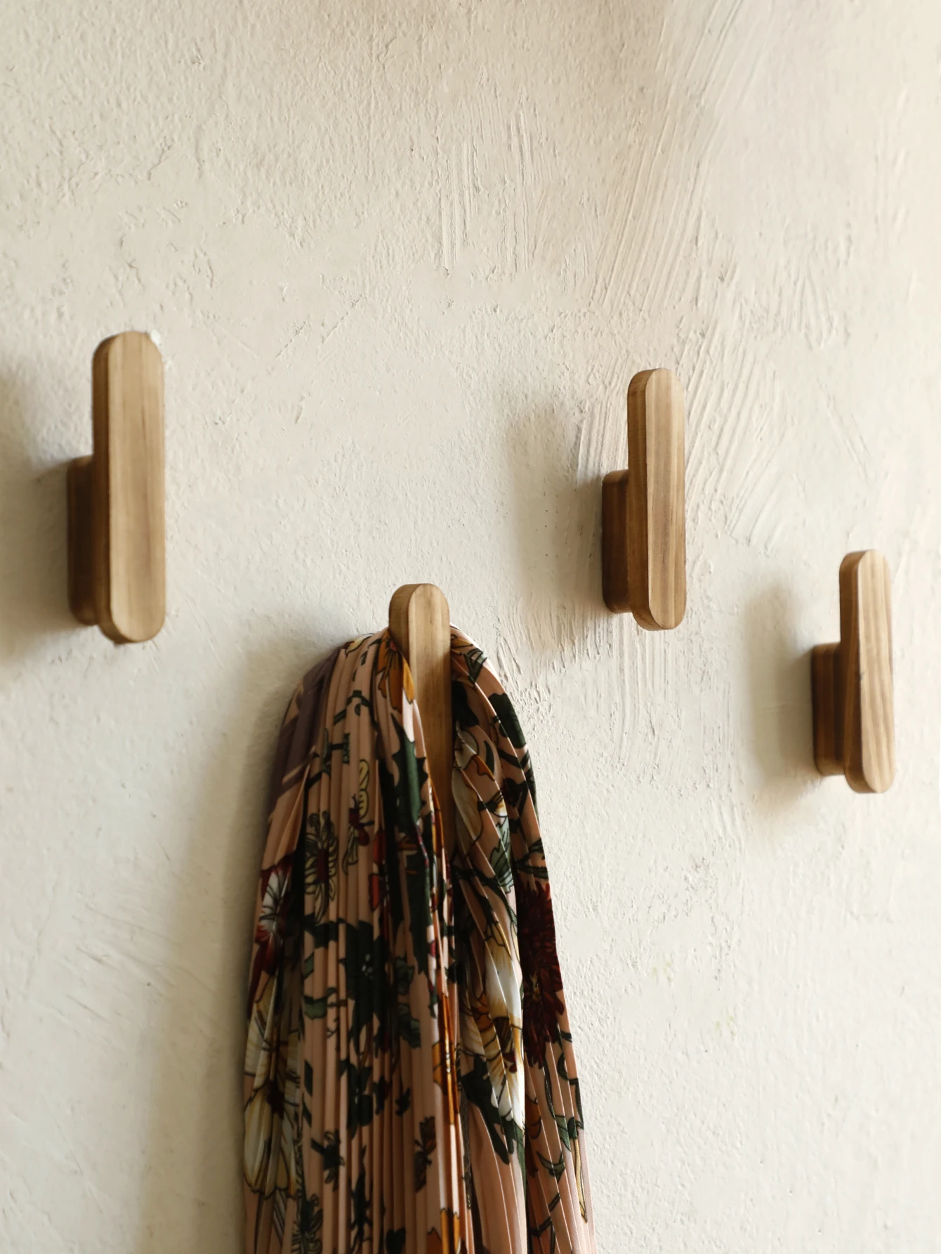 Rustic Wooden Wall Hooks Handmade Decorative Coat and Hat Hangers Ideal for Entryway Bedroom and Bathroom Wall Mounted Organizer 4