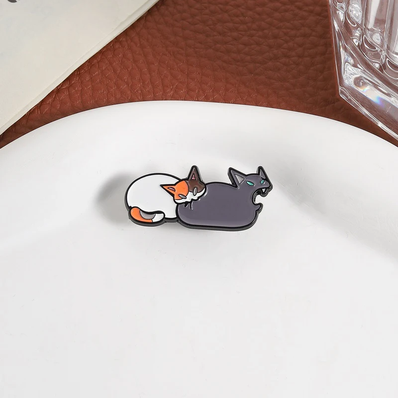 Fierce Cat Emaille-Anstecknadel: Katze beißt den Schwanz der Katze, Cartoon-Stil, niedliche kämpfende Katzen-Brosche, Reversnadel, Schmuck, Valentinstagsgeschenke – Detail 16