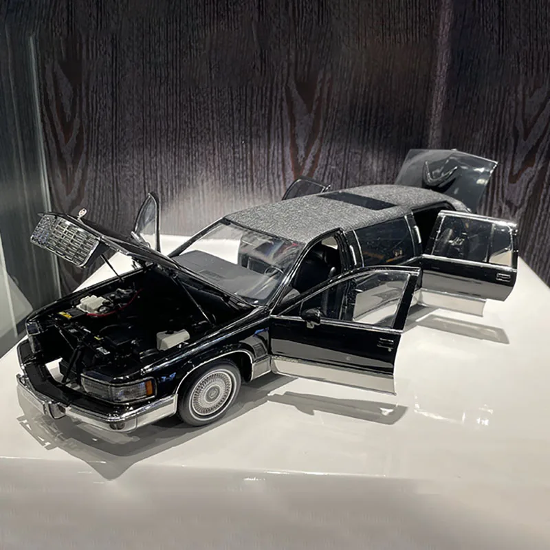 SUN-STAR 04231 Scale 1/18 | CADILLAC DEVILLE LIMOUSINE 2004