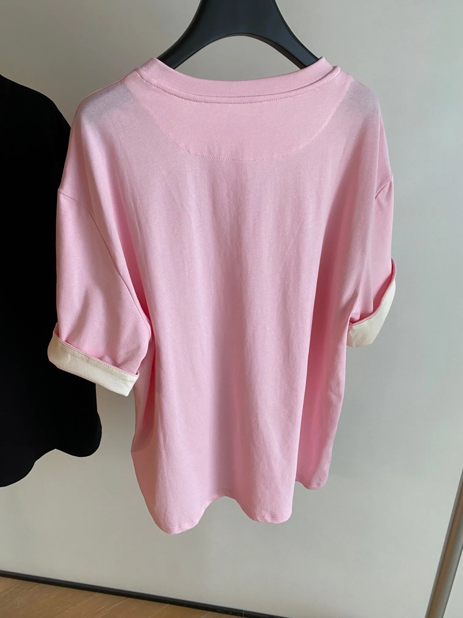 

2023 New Short Sleeve T-shirt with Cotton Panel Colorful Off Shoulder Contrast Panel Design, Letter Metal Small Waistpack
