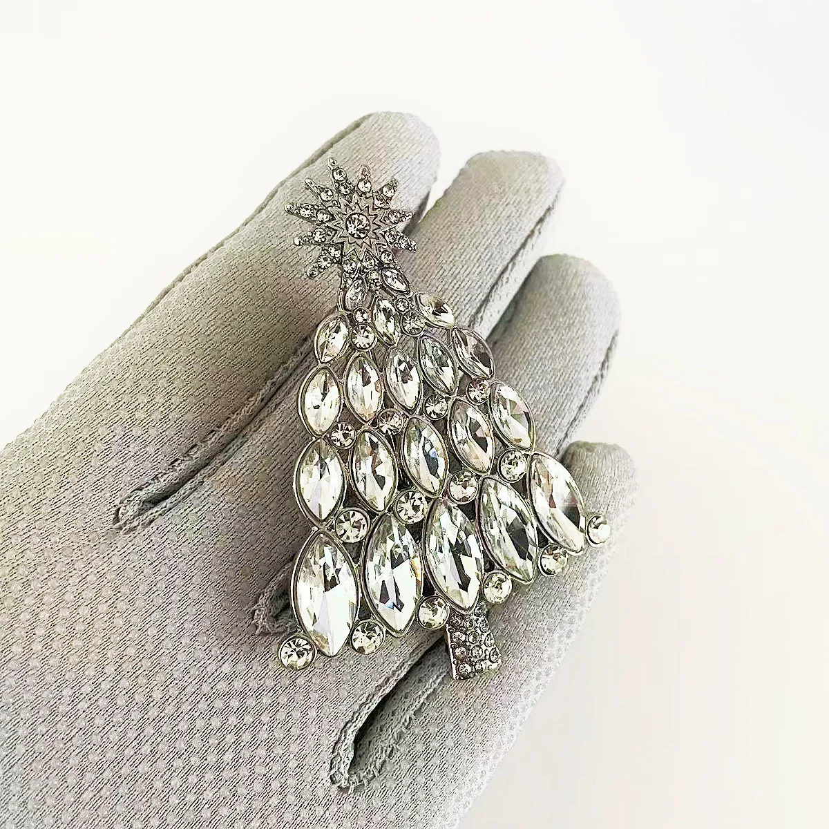

MITTO FASHION JEWELRIES AND HIGH-END ACCESSORIES RHINESTONES DOTTED PIN CHRISTMAS TREE GIFT BROOCH