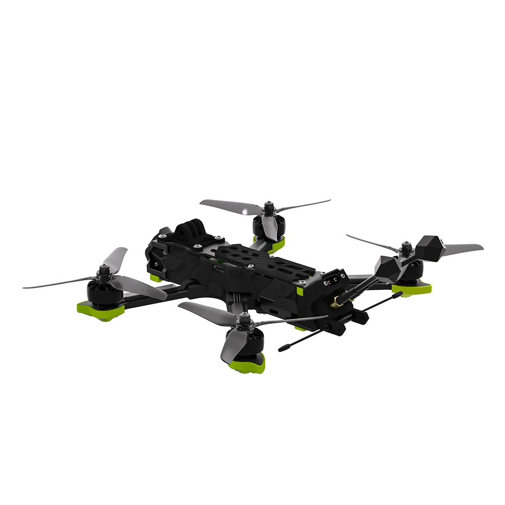 Gros plan sur le connecteur de batterie et la caméra du drone FPV course 5 pouces.