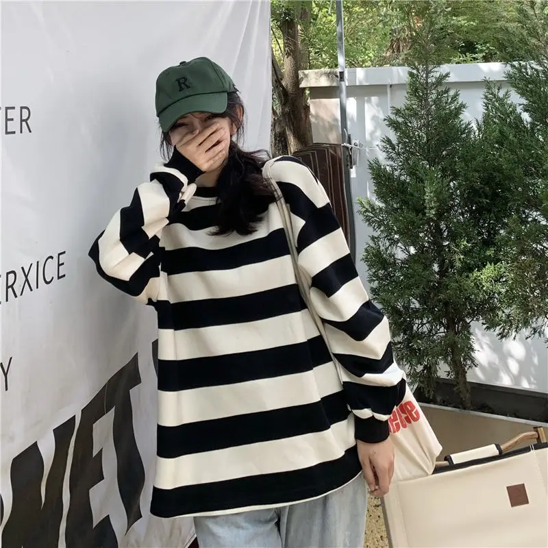 Рисунок 5 - Тонкий полосатый свитер с круглым