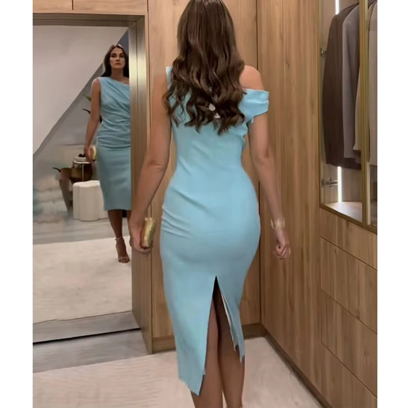 فستان نسائي طويل بثنيات وكتف مكشوف