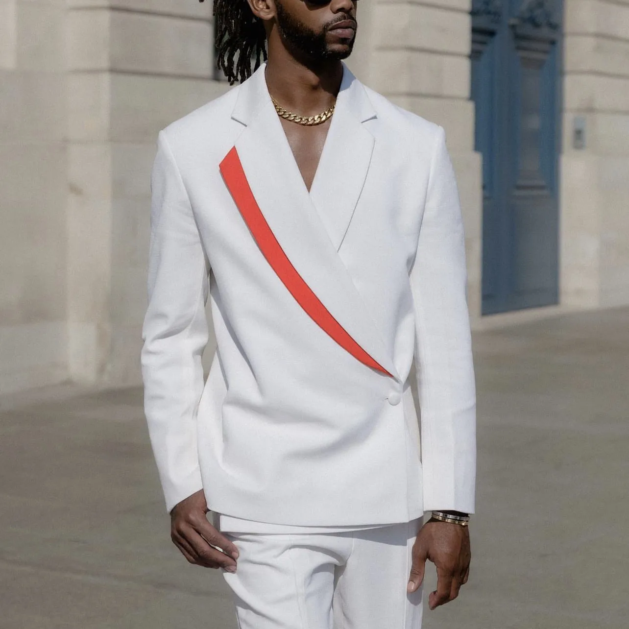 Рисунок 4 - Повседневные белые мужские костюмы