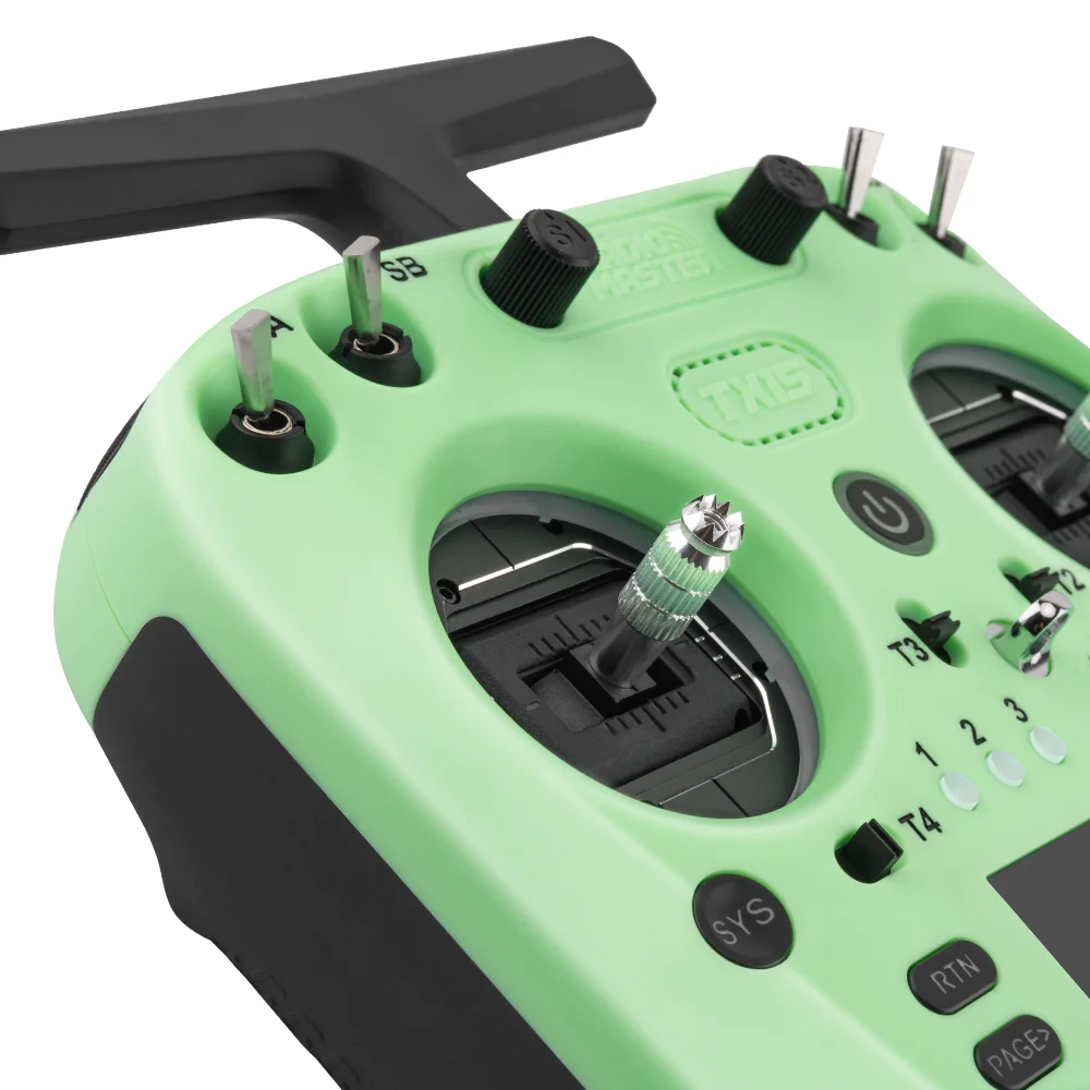 Détail du châssis du simulateur RC 4GB/512MB M2, voiture radiocommandée 2.4GHz pour pilotes passionnés, montrant les suspensions.