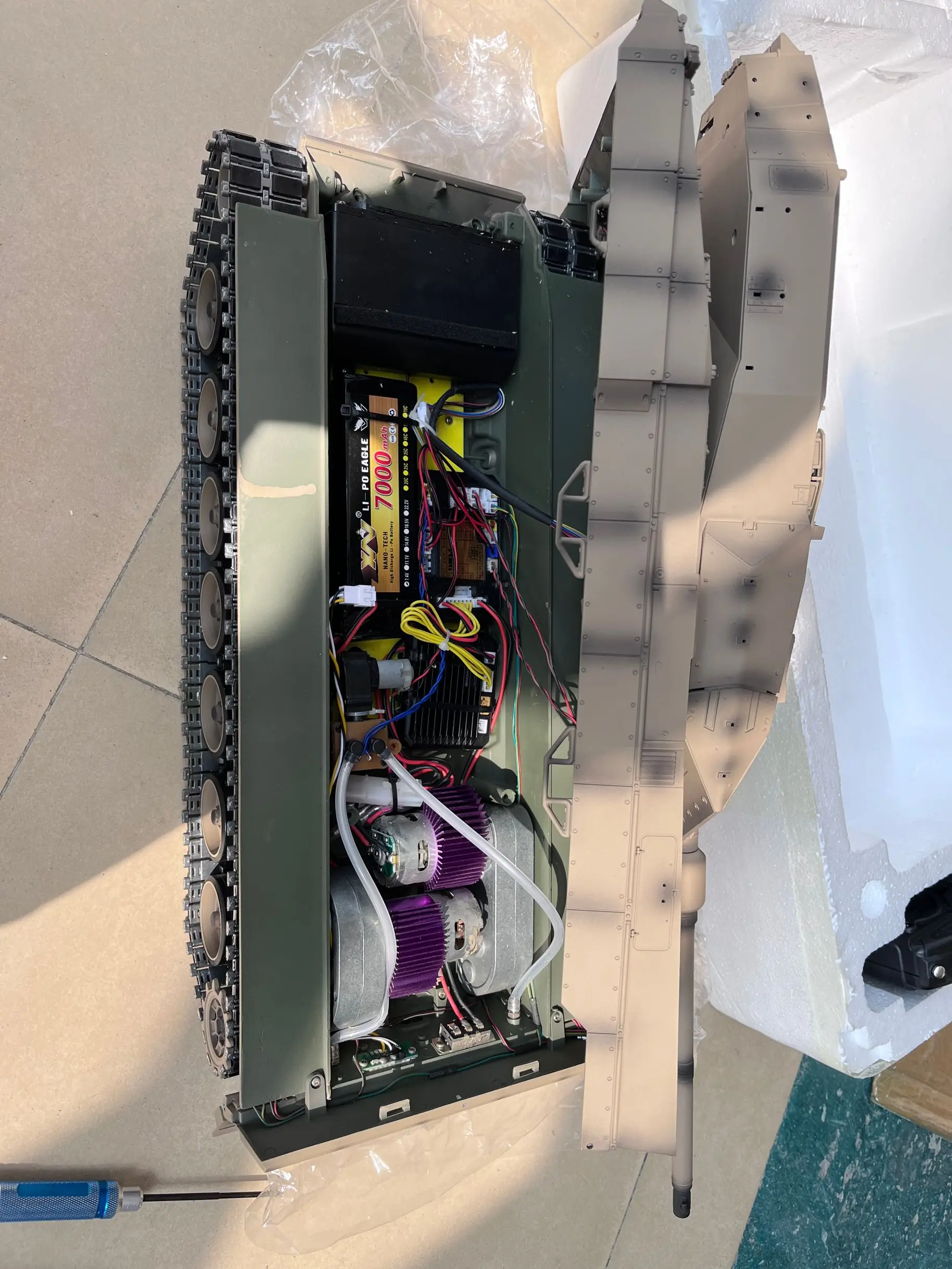 HENG LONG 1/16 Leopard2A6 RC Tank 3889 Ver Full Metal Bottom Chassis Customized Camo Yellow TK7.1 Sound T90 Tiger I M1A2 TH00941 6 HENG LONG 1/16 Leopard2A6 RC Tank 3889 Ver Full Metal Bottom Chassis Customized Camo Yellow TK7.1 Sound T90 Tiger I M1A2 TH00941 6