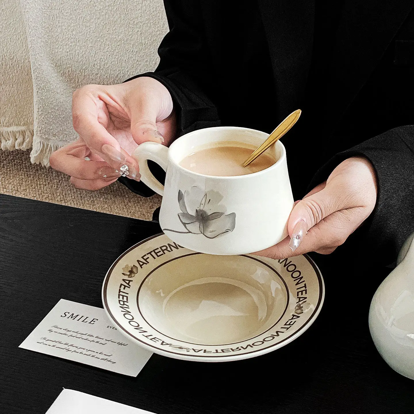 창의적인 꽃무늬 귀여운 컵, 가정용 사무용품 도자기 물컵, 미니멀리스트 스타일 커피잔과 접시 세트