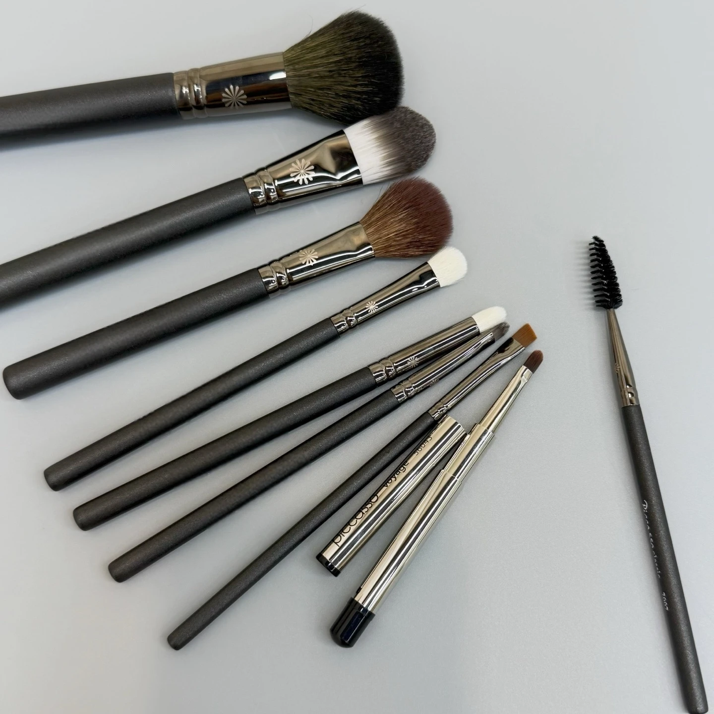 Luxury Makeup Brushes Set 9 Pieces Lip Eyebrow Eye Shadow Eyelash Powder Blusher Brush Perfect Best Gifts Soft Wool Brush Head