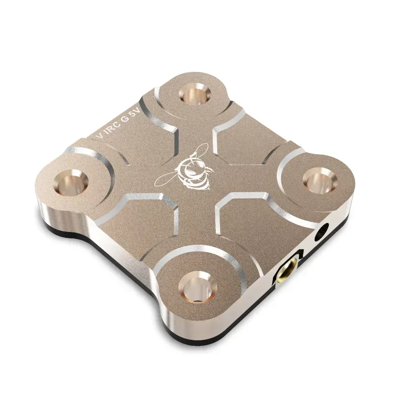 SpeedyBee TX800 VTX installé sur un drone de course avec câblage visible