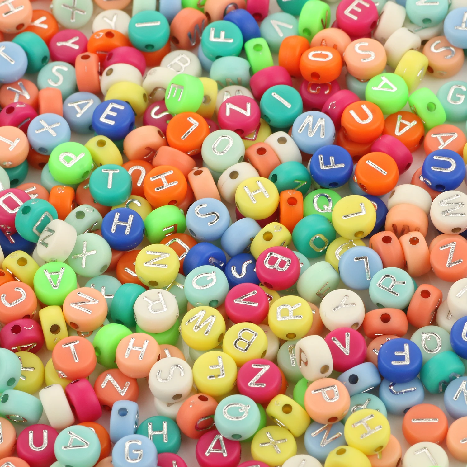 thumbnail image 1 of 100/200/300/500PC Cuentas acrílicas con letras blancas mixtas Cuentas planas redondas del alfabeto para hacer joyas Pulseras y collares hechos a mano, 1 of 5