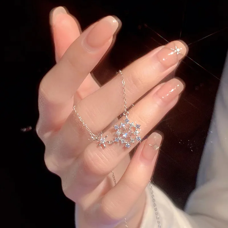 

Romantic Gorgeous Snowflake Shaped Pendant Necklace Full Paved Cubic Zirconia Jewelry for Women Elegant Birthday Gifts Wholesale