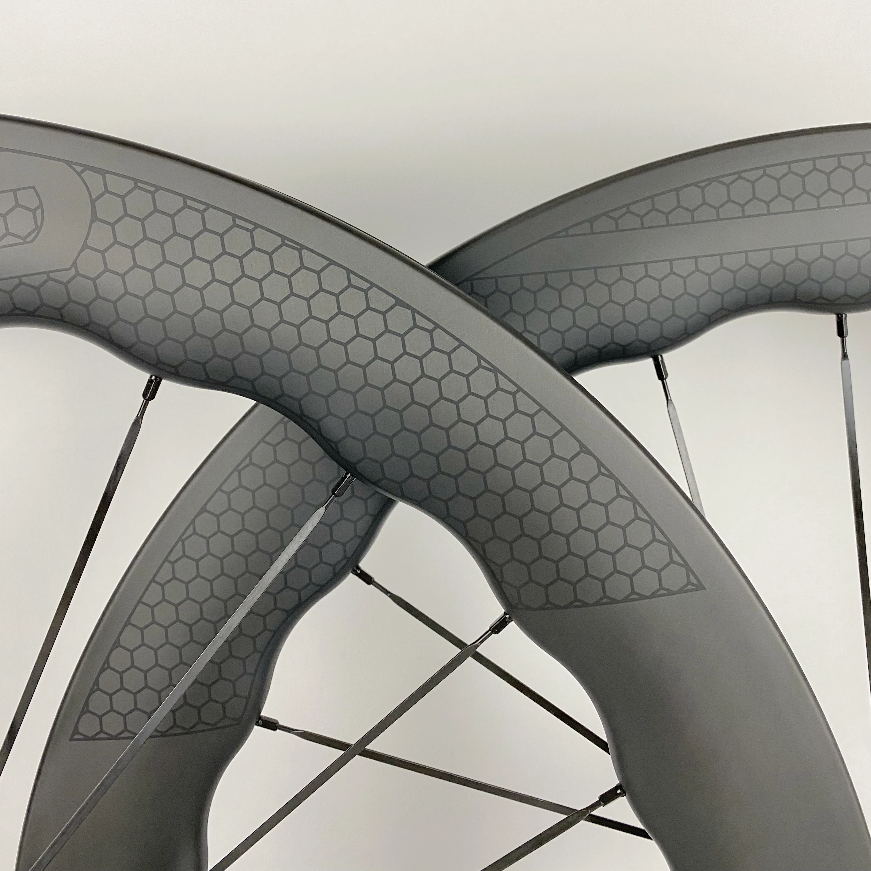 ロードバイク用ディスクブレーキおよびチューブレス自転車