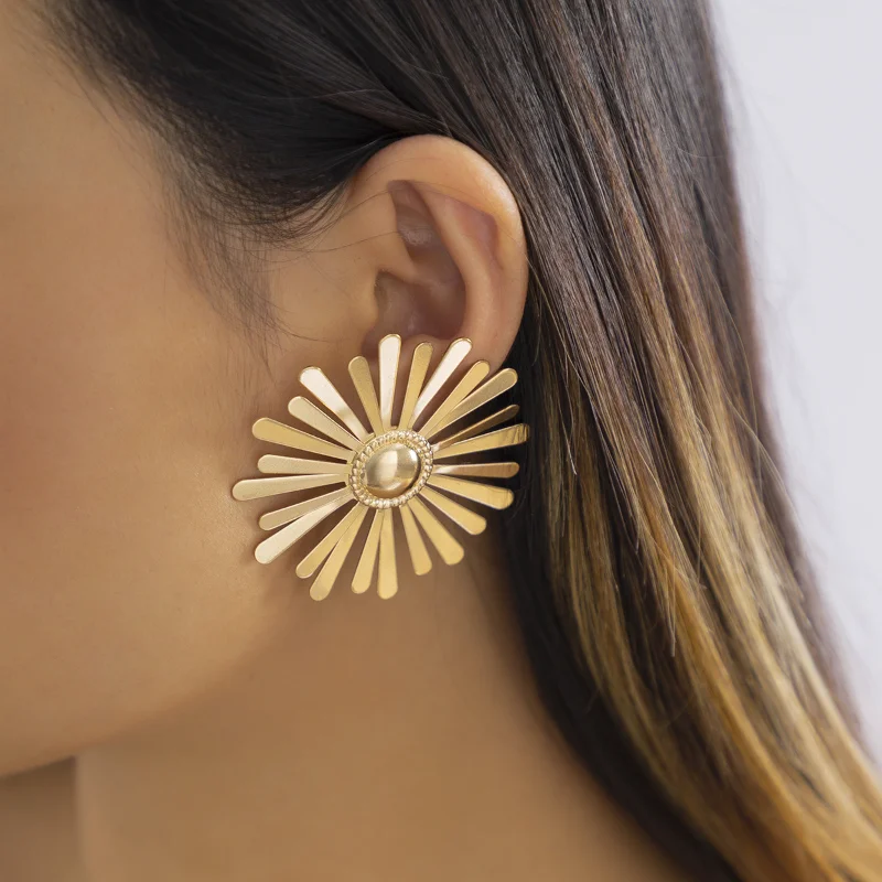 

Personality Exaggerated Glossy Metal Earring Sunflower Stud Earrings for Women Wedding Aesthetics Jewelry Gifts