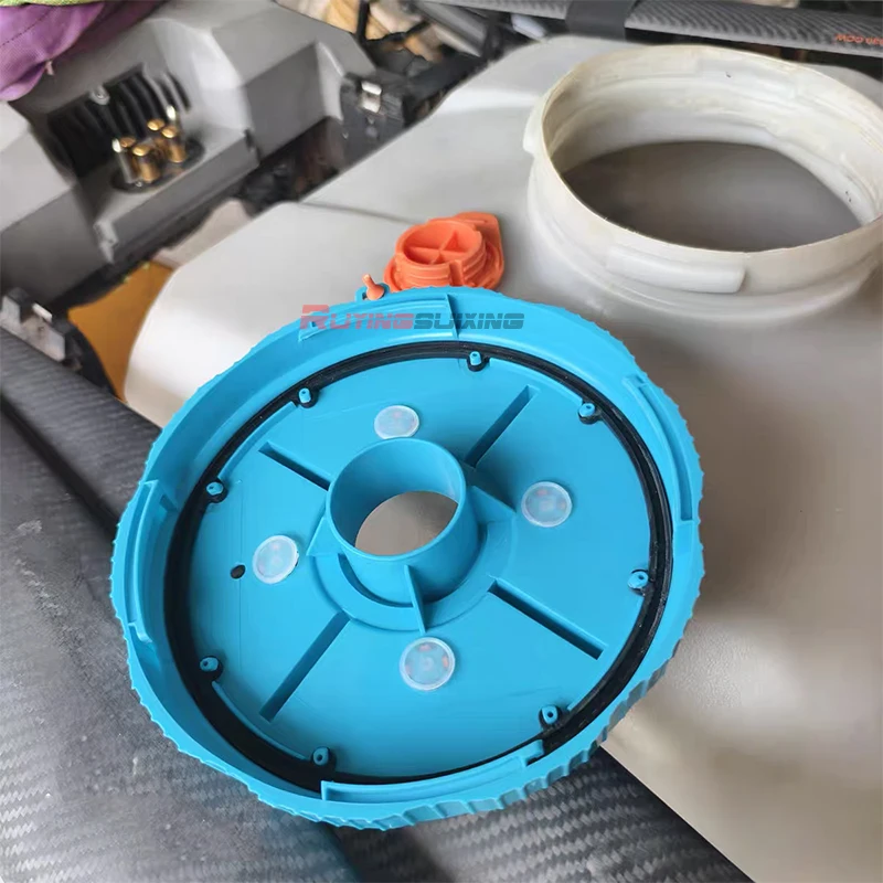 Couvercle réservoir eau pour drone agricole DJI Agras T40, installé sur le réservoir transparent avec raccords visibles.
