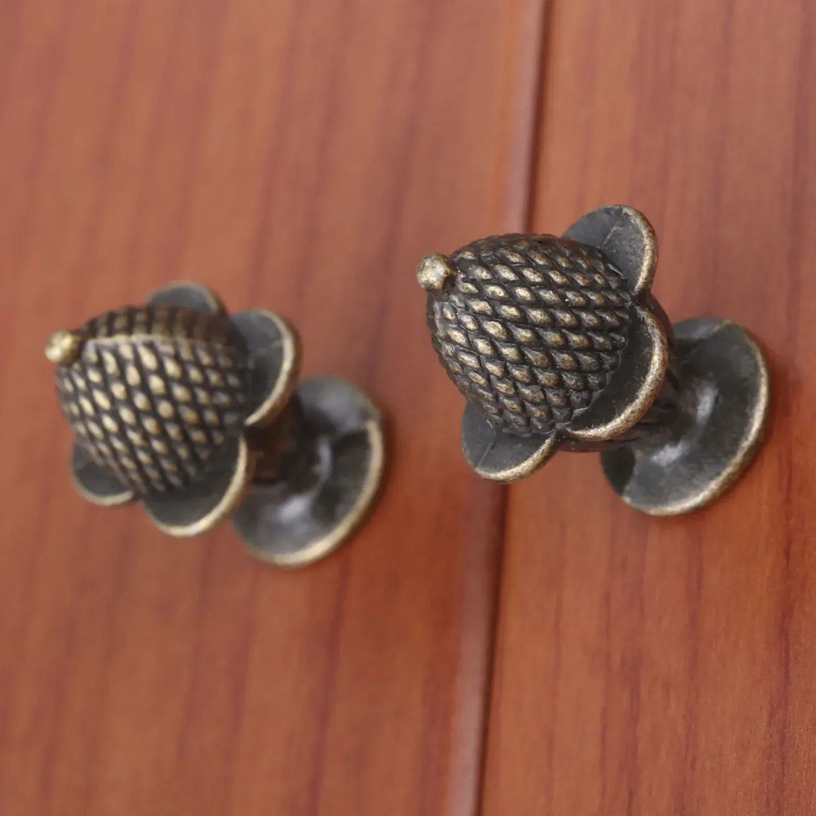 2pcs Alloy Strawberry Knobs Antique Bronze Zinc Alloy Handles Pulls w/screws 25x18mm Drawer Door Cabinet Vintage Decor w/screws furniture knobs
