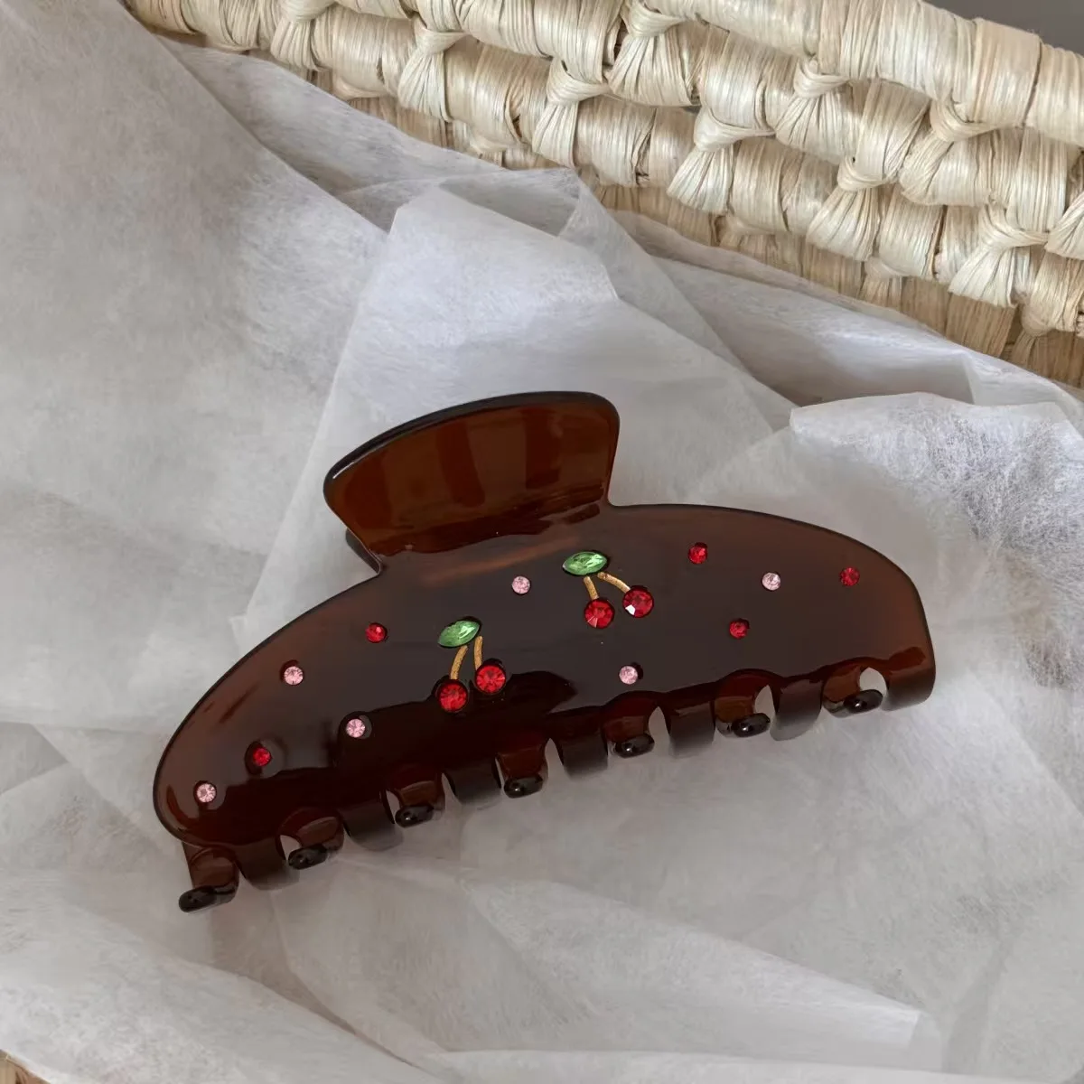 1 Stück Vielseitiger und schlichter „Ins Cherry“-Verschluss mit Diamantenbesatz, großformatiger, trendiger, leichter und frisch bedruckter, haifischförmiger Verschluss – Detail 6