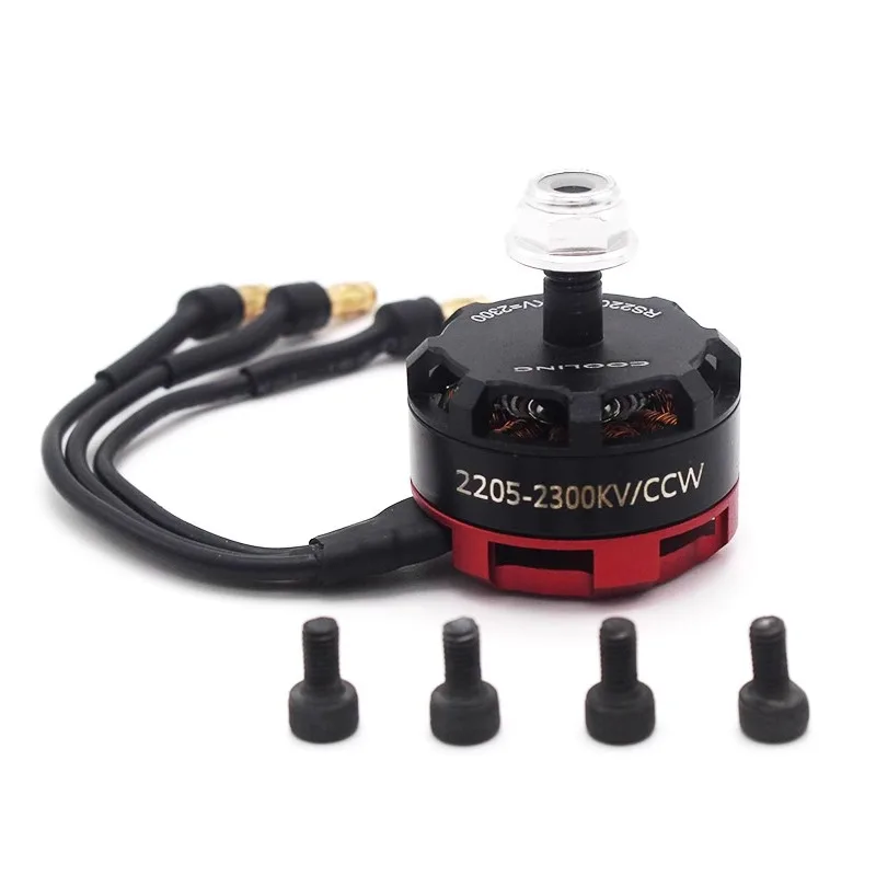 Moteur sans balais RS2205 2300KV installé sur un bras de drone FPV, avec des hélices montées, prêt pour la course.